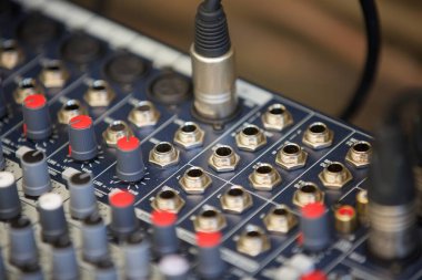 Müzik kaydederken veya şarkı çalarken sesi kontrol etmek için DJ kumandası.