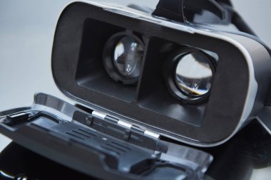 3d 360 VR gözlükler siyah bir ayna masasında, sanal artırılmış gerçeklik AR yenilikçi dijital mobil teknoloji, yakın görüş.
