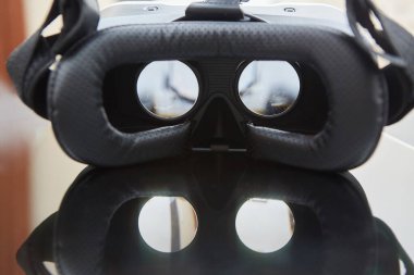 3d 360 VR gözlükler siyah bir ayna masasında, sanal artırılmış gerçeklik AR yenilikçi dijital mobil teknoloji, yakın görüş.