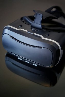 3d 360 VR gözlükler siyah bir ayna masasında, sanal artırılmış gerçeklik AR yenilikçi dijital mobil teknoloji, yakın görüş.