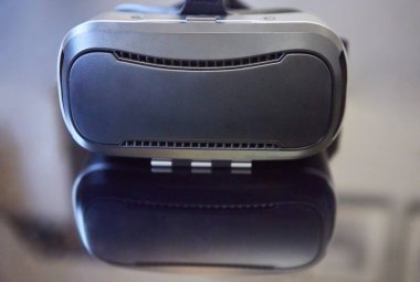 3d 360 VR gözlükler siyah bir ayna masasında, sanal artırılmış gerçeklik AR yenilikçi dijital mobil teknoloji, yakın görüş.