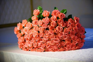 Kompozisyon, partide, düğünde ya da kutlamalarda taze çiçeklerden yapılan çiçekçiler tarafından yapıldı..