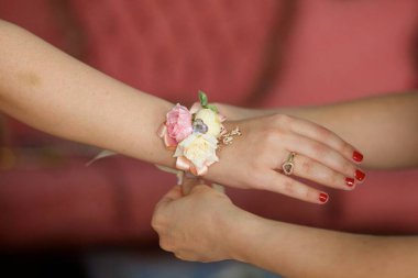 Beyaz elbiseli gelinin zarif kadın elleri