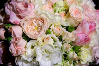 Tören için parlak bir düğün buketi.