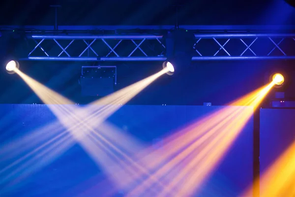 Stralen Van Licht Een Donkere Kamer Van Professionele Verlichting — Stockfoto