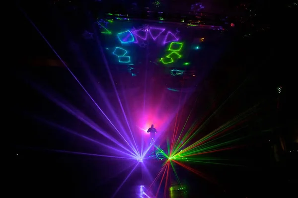 Espectáculo Laser Multicolorido Num Espaço Escuro Raios Escuro — Fotografia de Stock