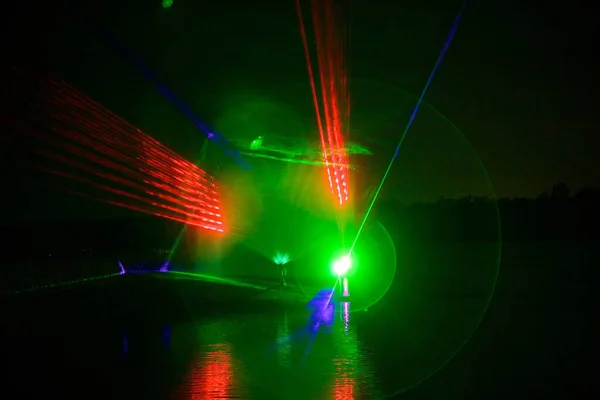 Meerkleurige Lasershow Een Donkere Ruimte Stralen Het Donker — Stockfoto