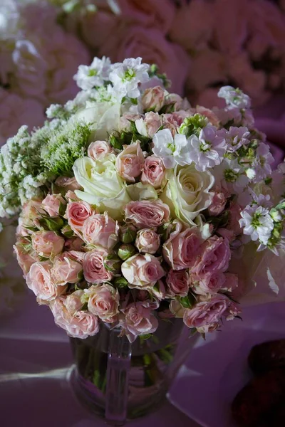 Composición Está Hecha Por Floristas Flores Frescas Fiesta Boda Celebración — Foto de Stock