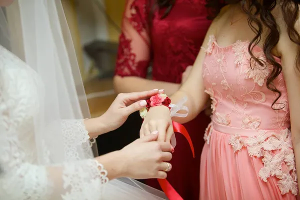 Eleganti Mani Femminili Sposa Abito Bianco — Foto Stock