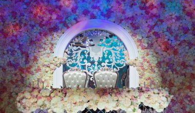 Rahatlamak için bir restoranda romantik bir masa. Yeni evliler için bir ziyafette düğün dekorasyonu. Kurumuş çiçekler, çiçekler ve mumlar. Gelin ve damat için restoran ve yemek servisi.