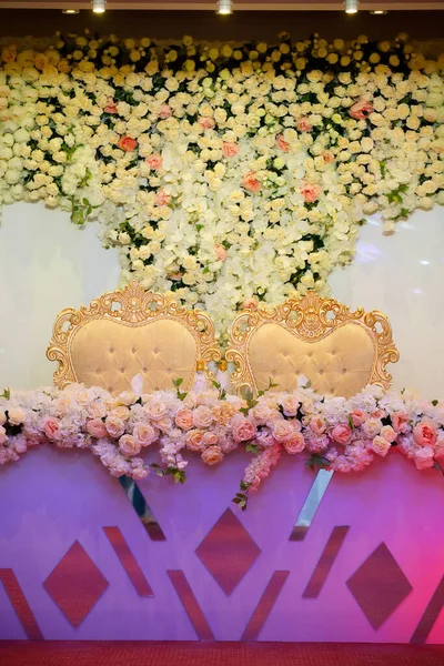 Romantische Tafelschikking Een Restaurant Voor Ontspanning Bruiloft Decor Voor Pasgetrouwden — Stockfoto