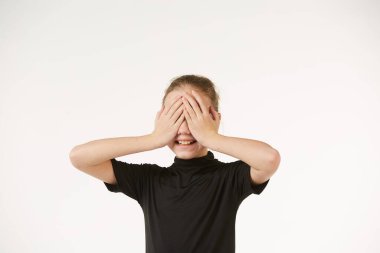 Beyaz arka plandaki siyah elbiseli kız neşe, mutluluk, şefkat ve aşkın duygusunu tasvir ediyor..