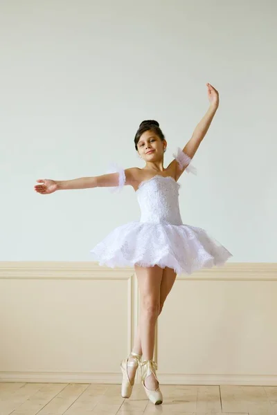 Holčička Baletka Bílém Sukničce Podlaze Baletní Třídě — Stock fotografie