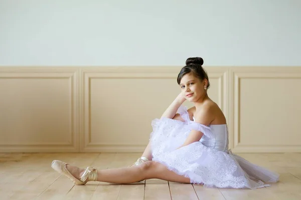 Bailarina Niña Tutú Blanco Sentada Suelo Clase Ballet — Foto de Stock