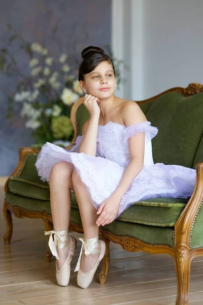 Petite Fille Ballerine Tutu Blanc Assis Sur Canapé Dans Grande — Photo