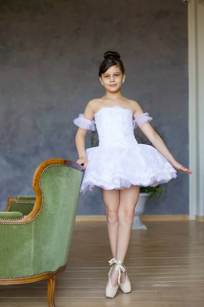 Petite Fille Ballerine Dans Tutu Blanc Est Sur Sol Classe — Photo
