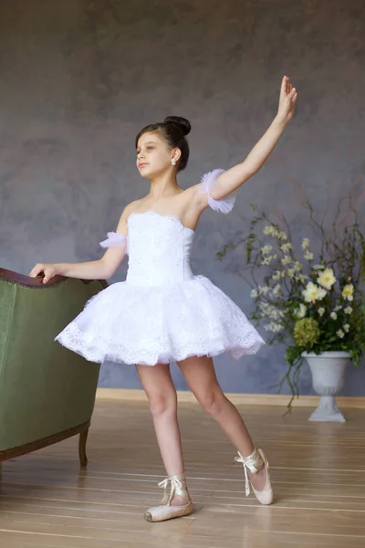 Niña Bailarina Tutú Blanco Está Suelo Clase Ballet — Foto de Stock