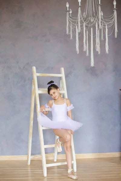 Niña Bailarina Tutú Blanco Está Suelo Clase Ballet — Foto de Stock