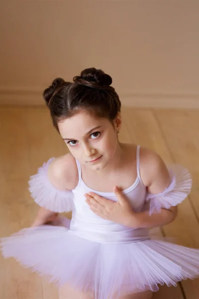 Niña actuando en Tutu Falda Studio Shot más gris Fotografía de stock - Alamy