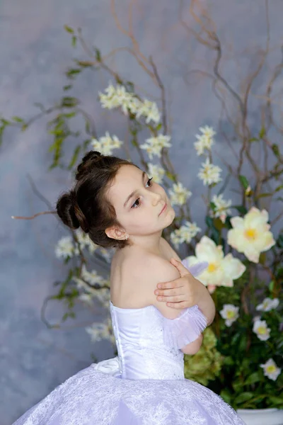 Kleine Ballerina Weißen Tutu Liegt Ballettunterricht Auf Dem Boden — Stockfoto