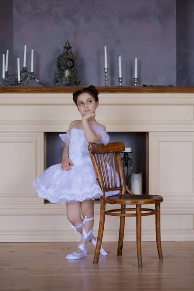 Meisje Ballerina Een Witte Tutu Vloer Ballet Klasse — Stockfoto