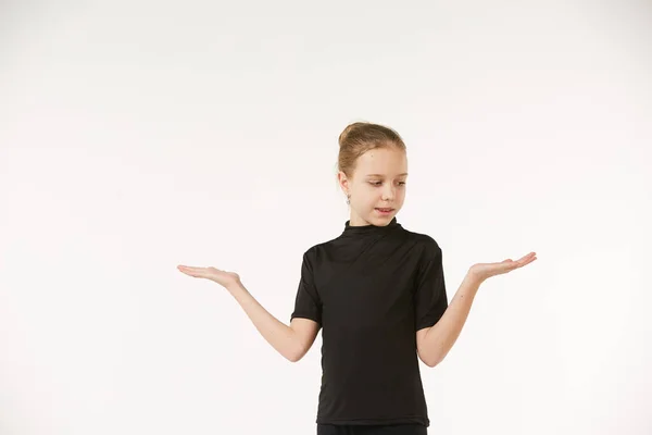 Een Meisje Zwarte Kleren Een Witte Achtergrond Toont Emotie Van — Stockfoto