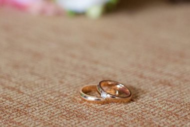 Nişan yüzüklerini ve düğün buket çiçek