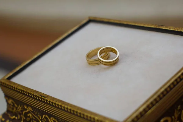 婚約指輪と結婚式の花の花束 — ストック写真