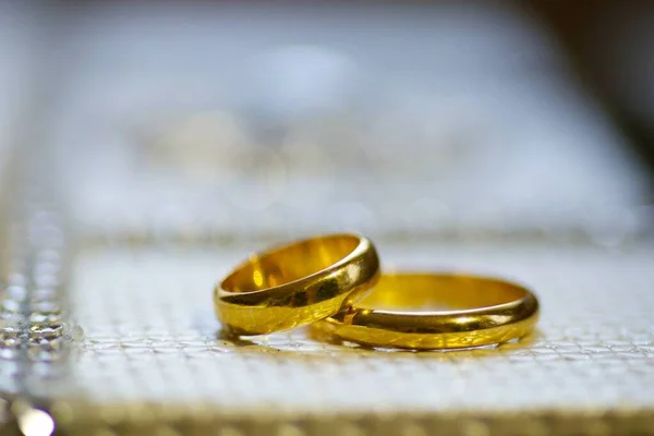 Anéis Noivado Buquê Casamento Flores — Fotografia de Stock