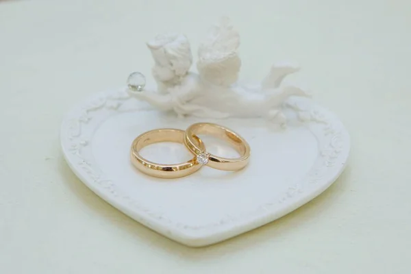 Anéis Noivado Buquê Casamento Flores — Fotografia de Stock