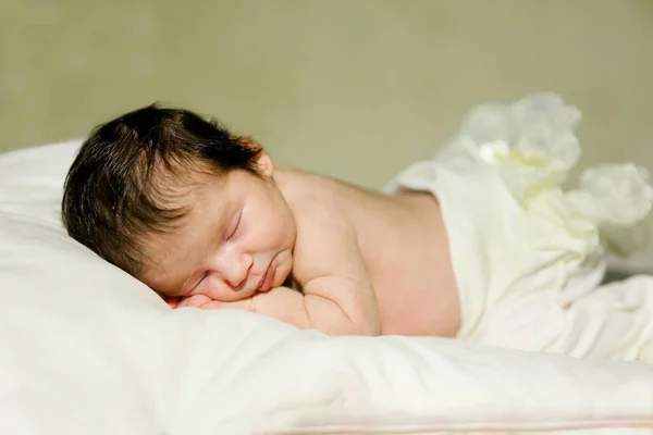 Neonato Bambino Dorme Sdraiato Sul Suo Stomaco Una Morbida Coperta — Foto Stock