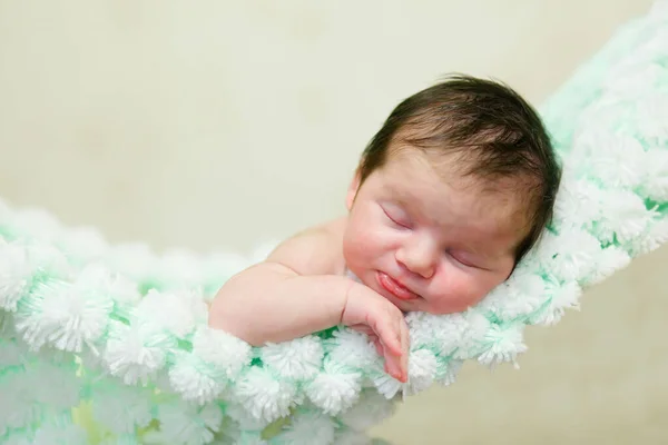 Neonato Bambino Dorme Sdraiato Sul Suo Stomaco Una Morbida Coperta — Foto Stock