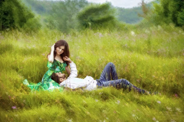美しい若いカップルの男性と女性は自然です 夫婦の愛と優しさの感じ 森と草の風景の周り 絵画の下の写真の様式 — ストック写真