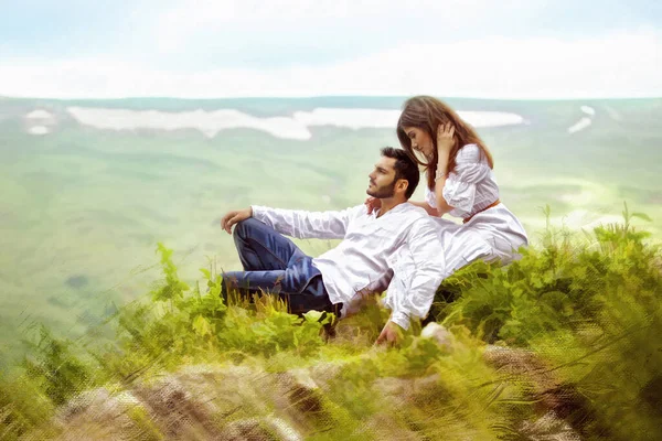 美しい若いカップルの男性と女性は自然です 夫婦の愛と優しさの感じ 山や崖の風景の周り 絵画の下の写真の様式 — ストック写真