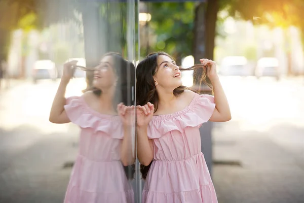 Teenage Girl Pink Dress Stands Glass Wall Window Reflection City — ストック写真