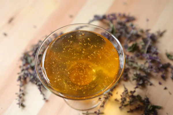 Close Young Light Floral Honey Pours Thin Trickle Glass Bowl — Stok fotoğraf