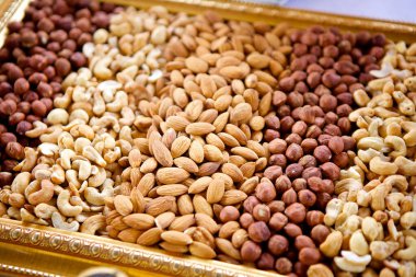 Tabağın içinde bir sürü fındık var.