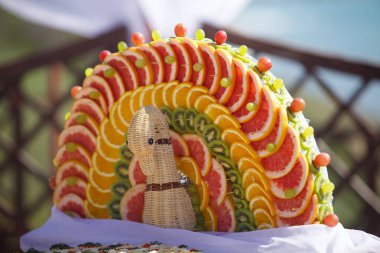 Lezzetli tatlı meyve, güzelce dilimlenmiş ve tabağın üzerinde yatıyor.