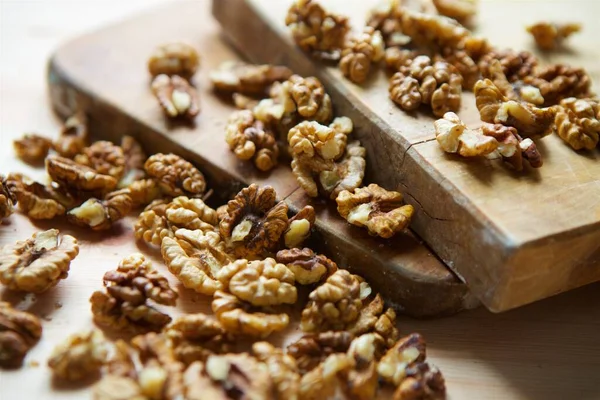 Walnuts Peeled Shells Lie Wooden Table Cutting Board — Fotografia de Stock