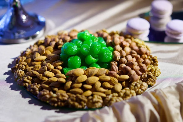 Блюде Много Разных Видов Орехов — стоковое фото
