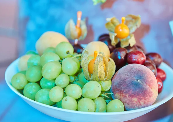 Assorted Types Fruit Grapes Peaches Cape Gooseberries Cherries Cherry Serving —  Fotos de Stock