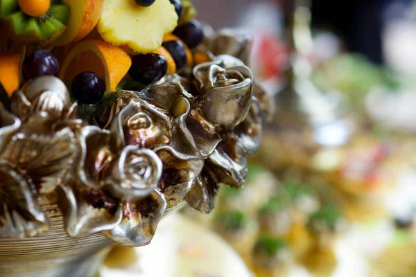 Вкусные Сладкие Фрукты Красиво Нарезаны Лежат Блюде — стоковое фото