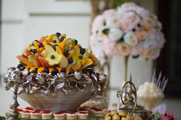 Delicioso Fruto Doce Lindamente Fatiado Deitado Prato — Fotografia de Stock