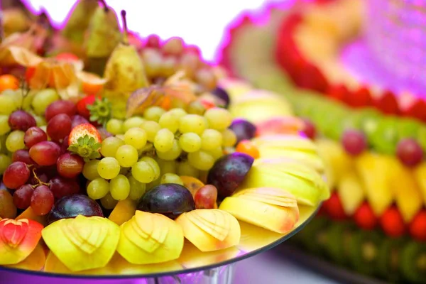 Delicioso Fruto Doce Lindamente Fatiado Deitado Prato — Fotografia de Stock