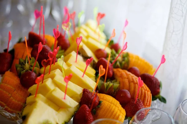 Deliciosa Fruta Dulce Bellamente Rebanada Acostada Plato —  Fotos de Stock