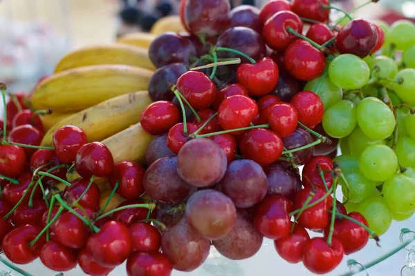Lezzetli Tatlı Meyve Güzelce Dilimlenmiş Tabağın Üzerinde Yatıyor — Stok fotoğraf