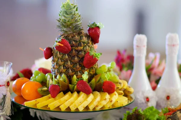 Deliciosa Fruta Dulce Bellamente Rebanada Acostada Plato —  Fotos de Stock