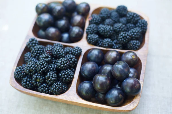 Ripe Juicy Fruits Plums Blackberries Dishes Table — Stock fotografie