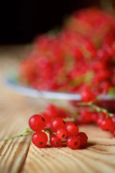 Красная Сочная Смородина Лежит Деревянном Столе Тарелке Плоды Ягоды — стоковое фото