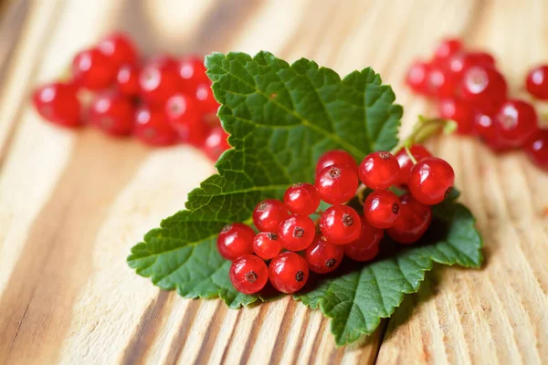 Berries Red Currant Its Leaf Lying Wooden Surface Table Fruits — стоковое фото